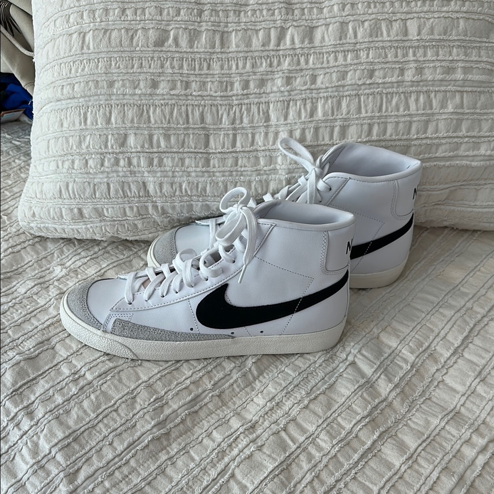 NWOT Men’s Nike White and Black High-Tops - Picture 3 of 7